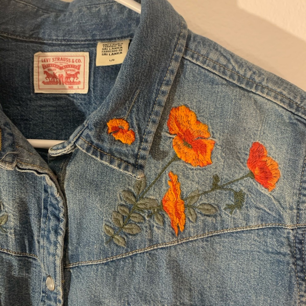 Levi’s Embroidered Pearl Snap Denim Button Up Top